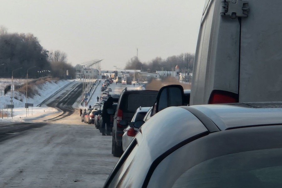 На границе с Польшей полицейские помогают двигать в очереди автомобили с пассажирами-младенцами (видео)