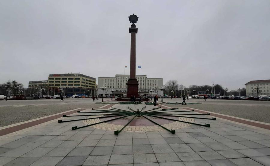 На площади Победы Калининграда начали собирать ёлку