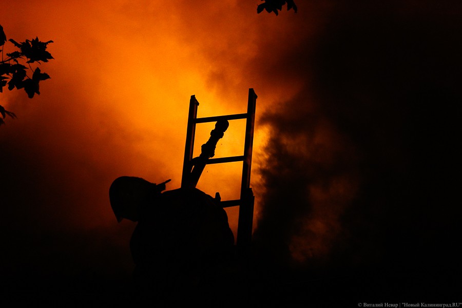 Черный четверг: пожар уничтожил склады на проспекте Калинина (фото) 