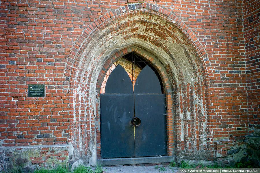 Заваренный вход и ажурные решетки: судьба кирхи в Знаменске после консервации