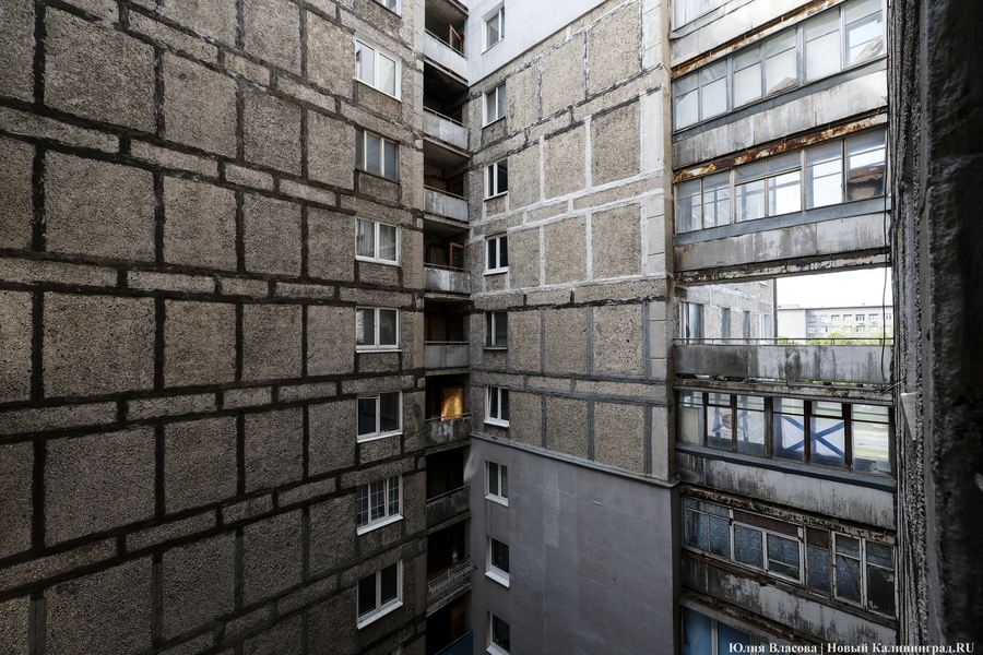 «Заброшка» с видом на остров Канта: фоторепортаж из «треснувшего дома» (фото)