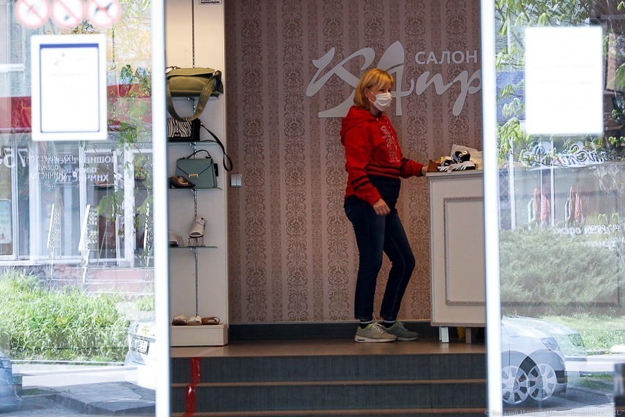 Вход в масках и перчатках: в регионе заработали непродовольственные магазины (фото)