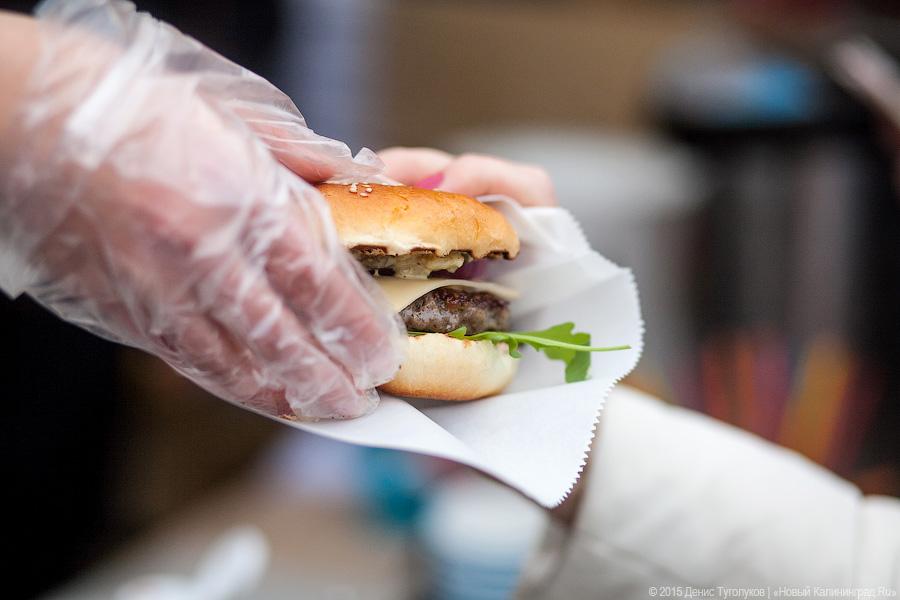 Бургер с дождем: как ели последний стритфуд в этом году