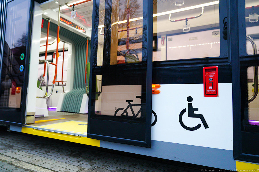 Летучий голландец: в Калининград привезли новый трамвай (фото)