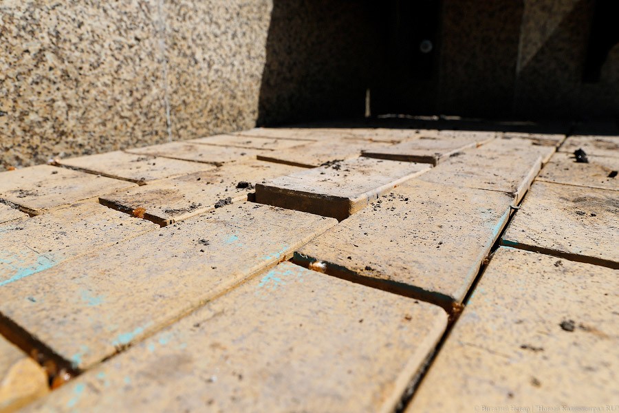 После потопа появились новые трещины на памятнике морякам-балтийцам (фото)