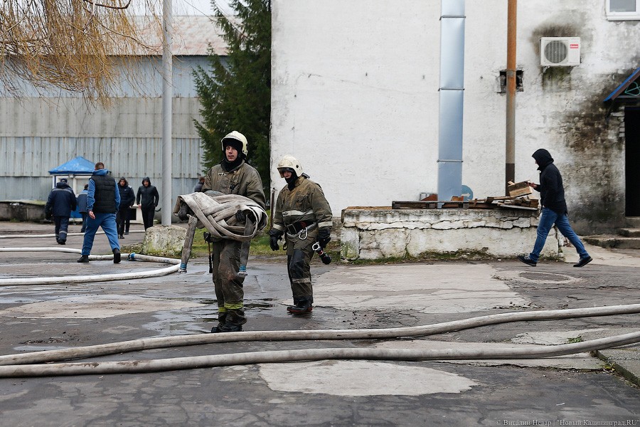 Огненное утро: как калининградские пожарные спасали винный склад