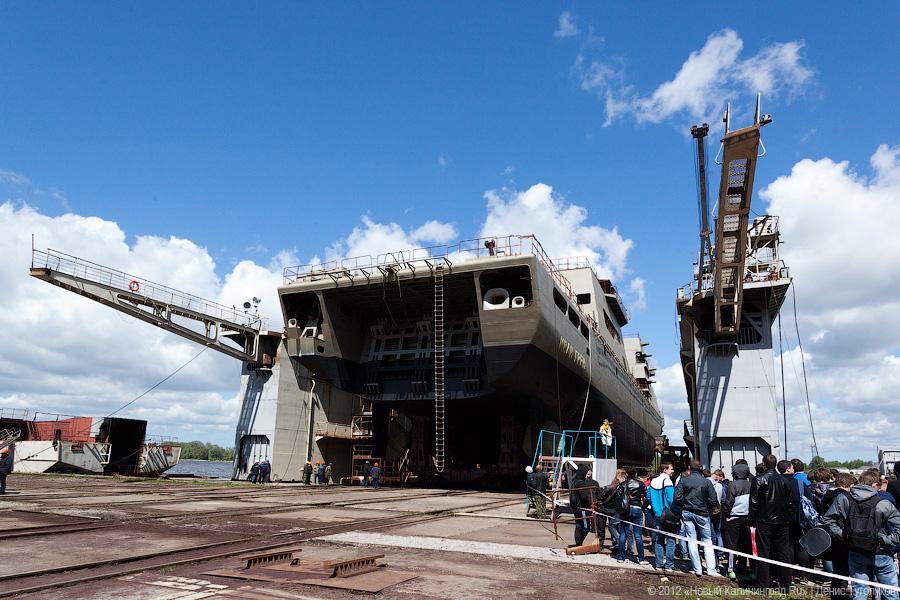 «Подарок ко Дню рождения»: фоторепортаж со спуска на воду БДК «Иван Грен»