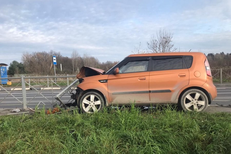 Отвлеклась на заплакавшего ребенка: на светлогорской трассе Kia влетела в отбойник (фото)