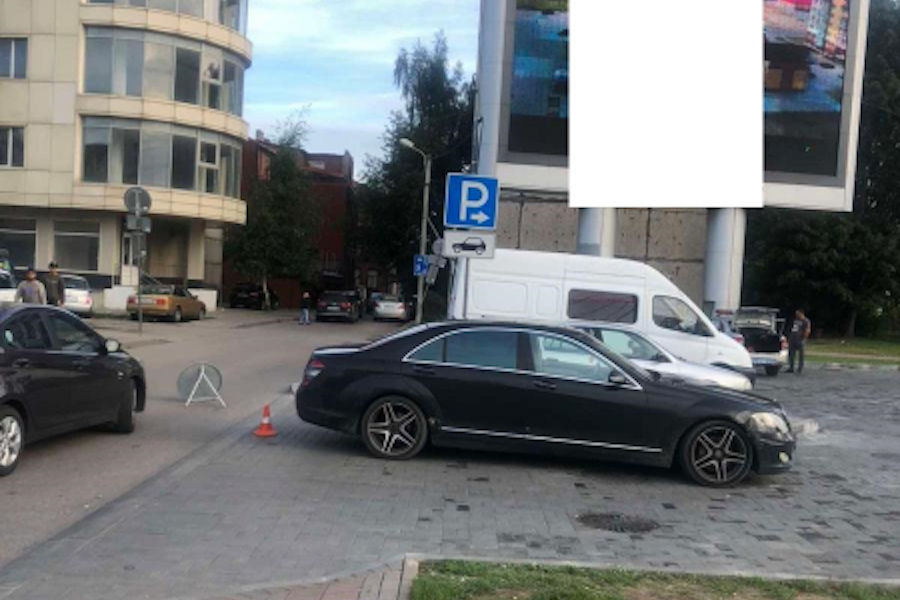 На парковке на Фрунзе «Мерседес» сбил 78-летнюю женщину (фото)