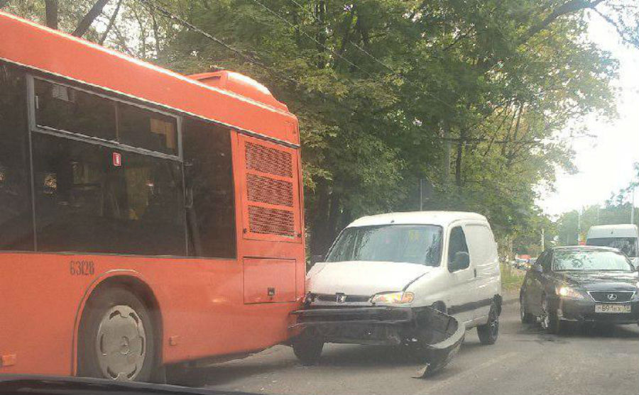 Ул. Инженерную «парализовало» из-за аварии с автобусом (фото)