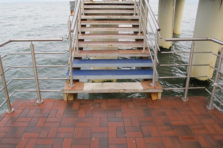 Фонари с зеленоградского променада унесло в море порывами ветра (фото)