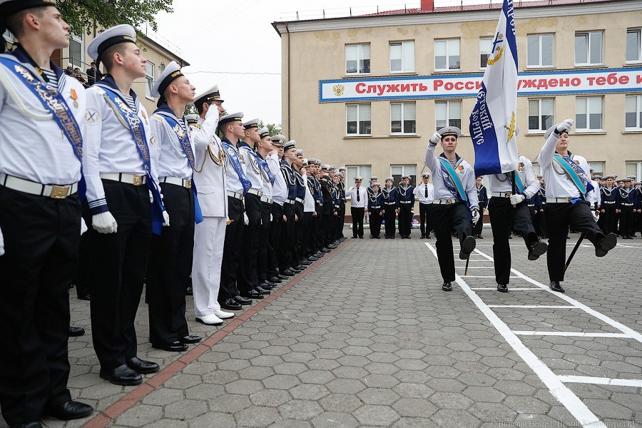 Бескозырки и шары: для 44 кадет прозвучал последний звонок