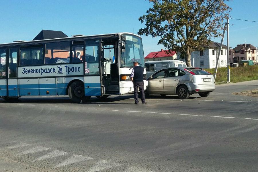 Под Калининградом автобус столкнулся с легковым авто (фото)