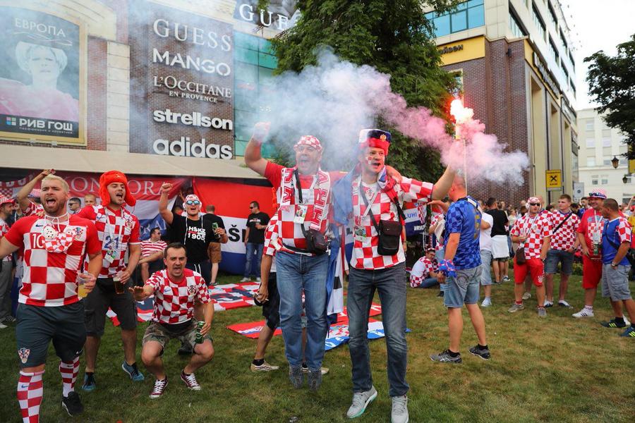 Хорватские болельщики танцуют и поют в центре Калининграда (видео)