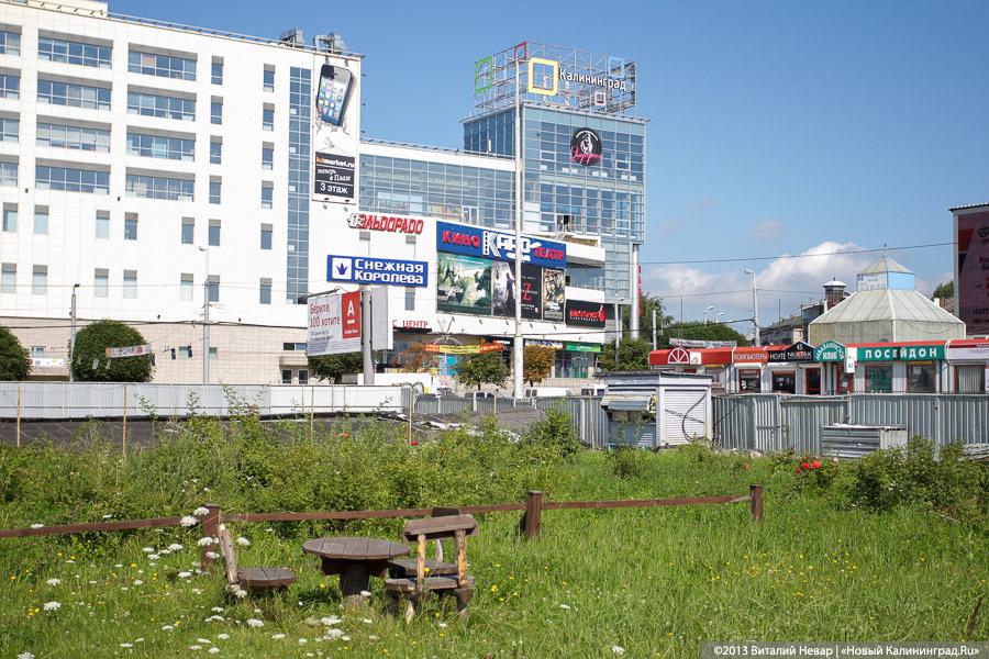 Позабыто, позаброшено: что скрывается за забором «Сердца города» у Дома Советов