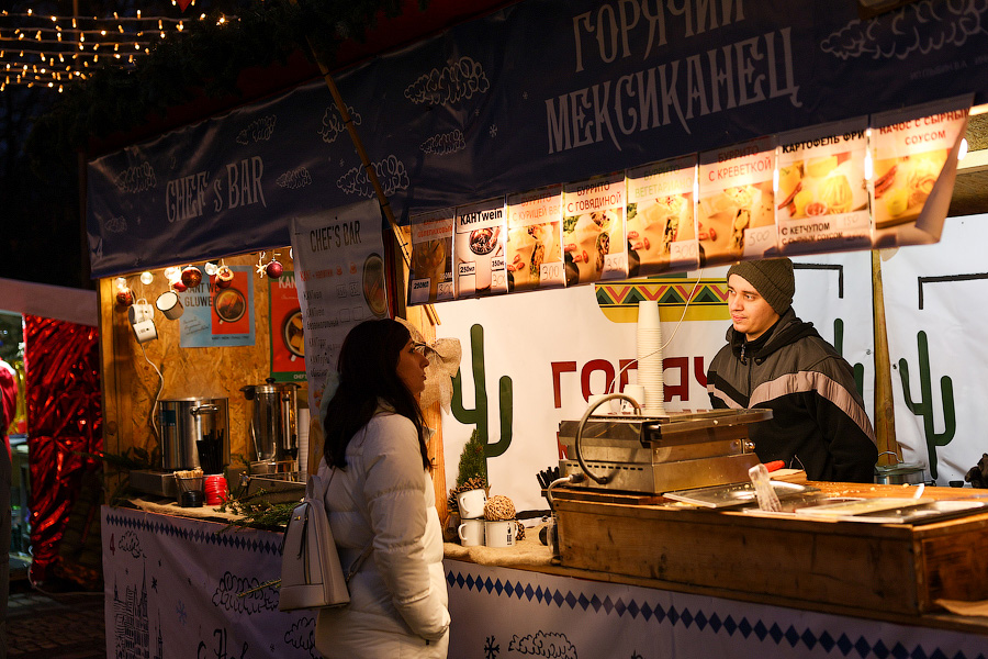 Гастрономическая шаурма и другие: на острове Канта открылась новогодняя ярмарка (фото)