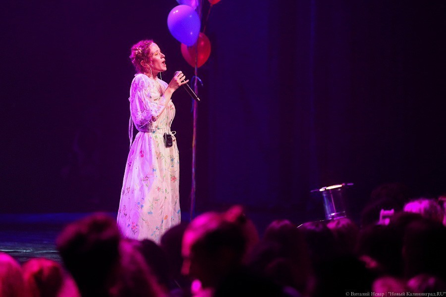 Пошумим за Тарковского: как прошёл концерт Монеточки за 100 рублей