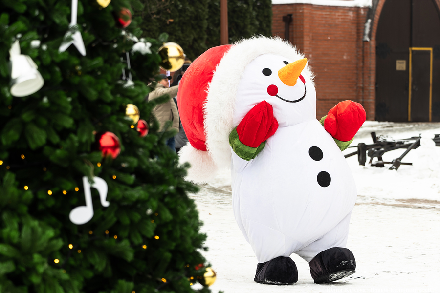 Цвет настроения — красный: на острове Канта прошёл благотворительный забег Дедов Морозов