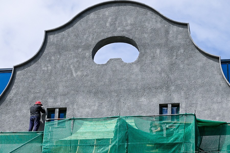 Стекло и треугольники: как выглядит фасад реставрируемой «Кройц-аптеки»