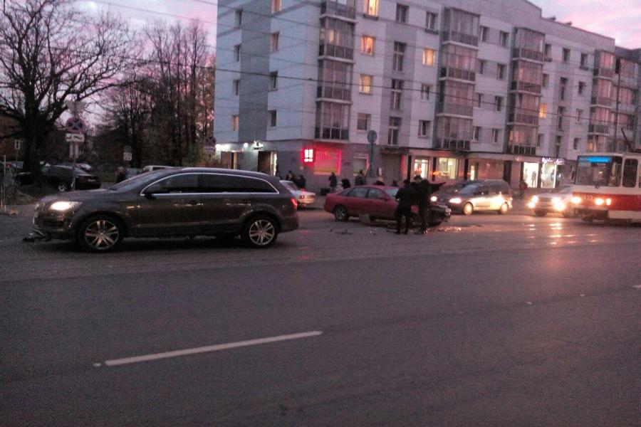 На Черняховского у здания ГИБДД на рельсах столкнулись «Ауди» и «Мазда» (фото)