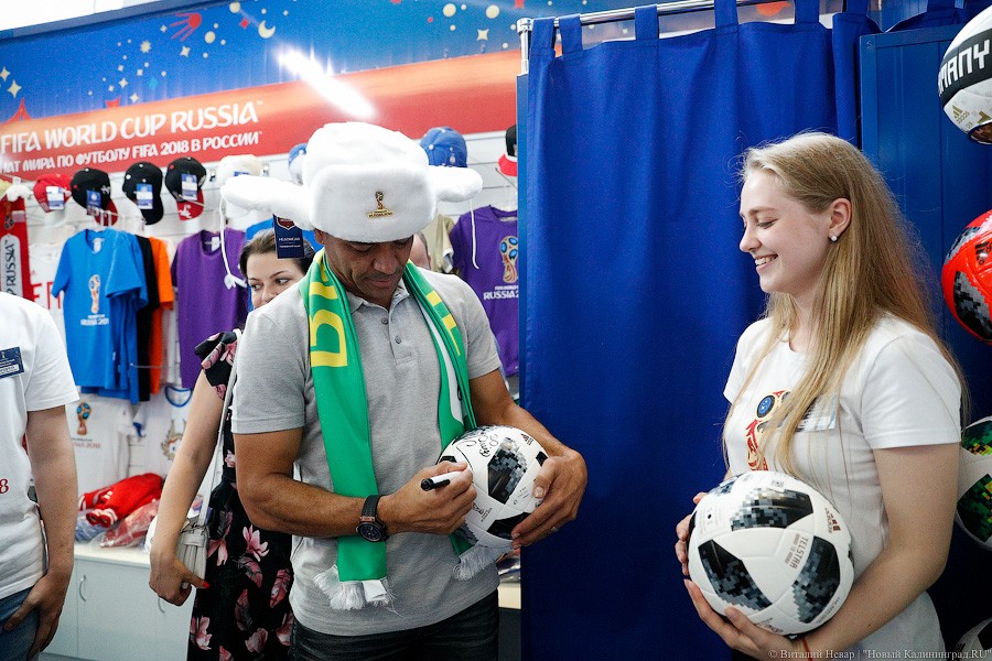 Шапка-ушанка в подарок и селфи с Забивакой: бразилец Кафу прилетел в Калининград