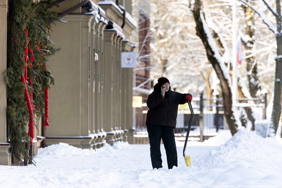Зима не сдаётся: как выглядят улицы Калининграда после «снежного удара» (фото)