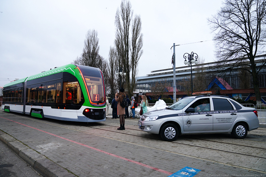 Летучий голландец: в Калининград привезли новый трамвай (фото)