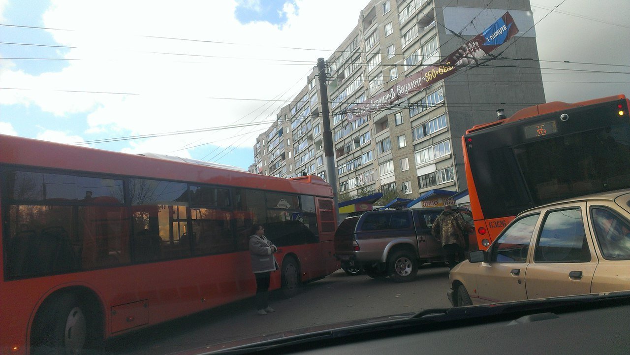 На пересечении ул. Громовой и Интернациональной произошло ДТП с автобусом (фото)