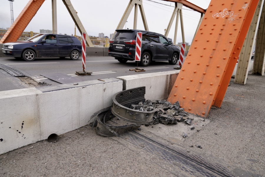 «Надоело „хыдыщкаться“ по стыкам»: на Киевской начался ремонт «оранжевого» моста (фото)
