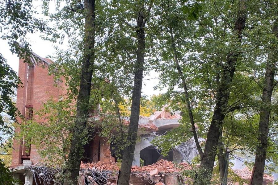 В Калининграде в Южном парке начали сносить недостроенную мечеть (фото)