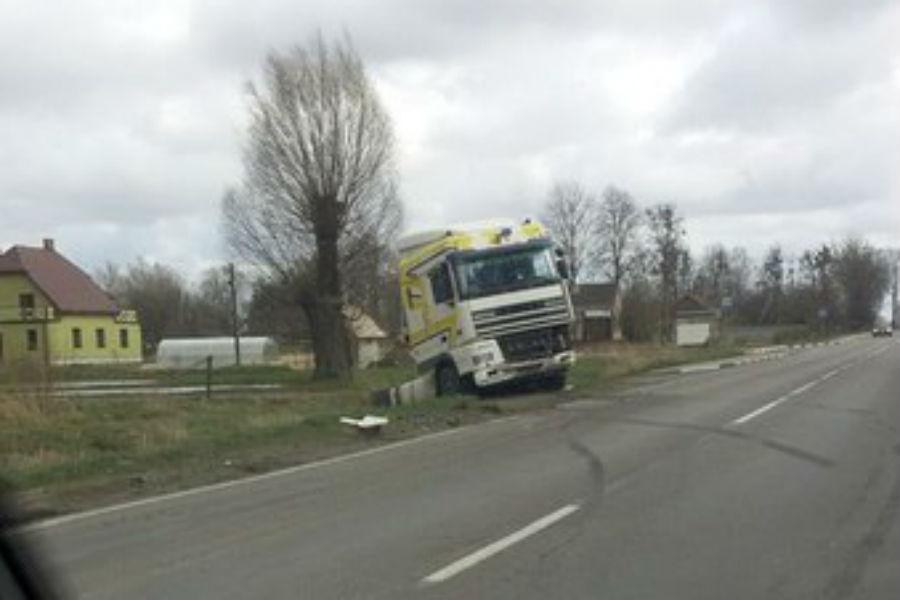 Полиция: грузовик под Нивенским «сдуло» на встречную полосу (фото)