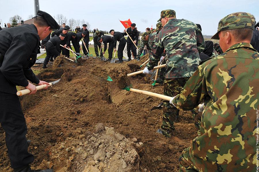 Фоторепортаж «Нового Калининграда.ru»: на военном кладбище в Медведевке перезахоронены 54 безымянных солдата