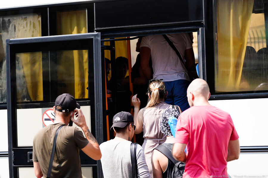 Не для слабаков: желающие уехать к морю штурмуют электрички и автобусы