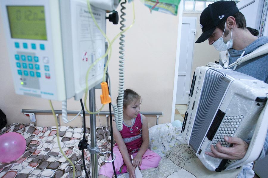 Достать звезду: дети из онкогематологического отделения встретились с Петром Дрангой