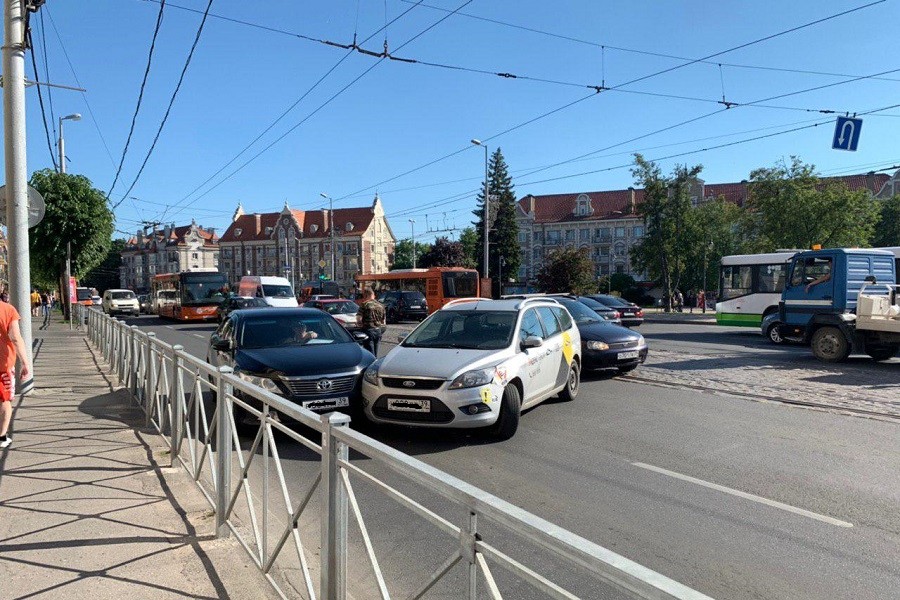 В центре Калининграда возник затор из-за столкнувшихся автомобилей (фото)