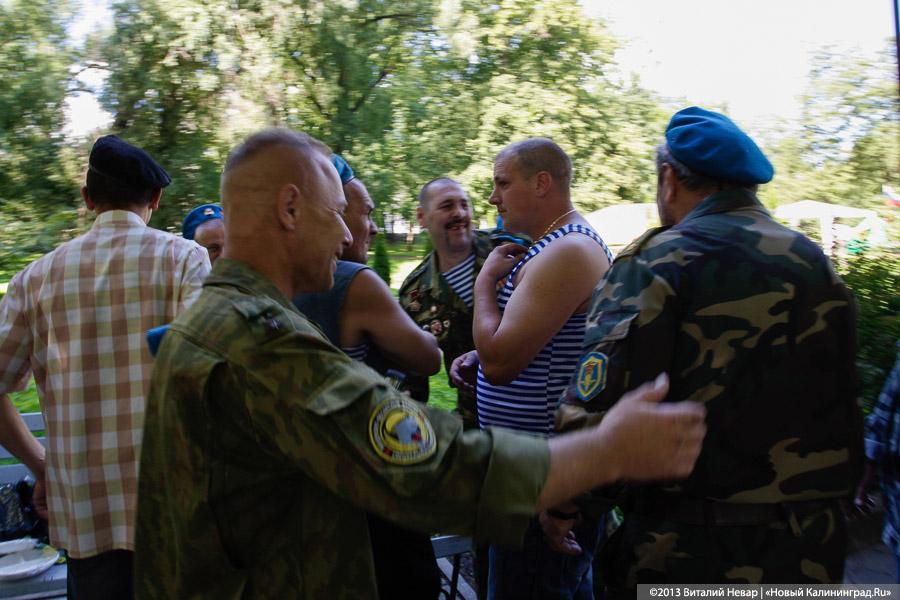 Камуфляж и полоски: «Голубые береты» Калининграда почтили память погибших товарищей