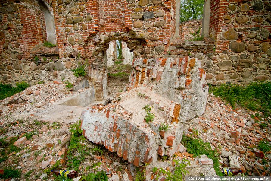 «А денег нет»: в переданной РПЦ кирхе 14-го века в Храброво валяются человеческие кости