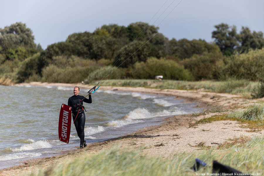 По воде против ветра: на Куршском заливе соревновались под кайтом и с крылом (фото)