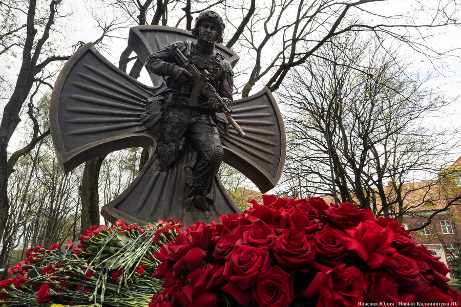 У здания областного правительства открыли памятник ФСБ (фото)