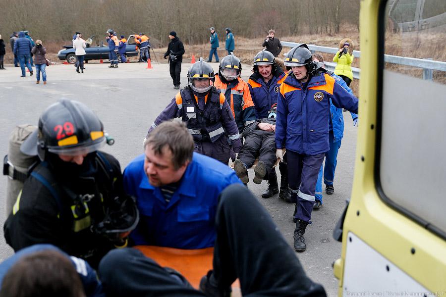 ДТП со зрелищным финалом: под Калининградом прошли учения спасателей