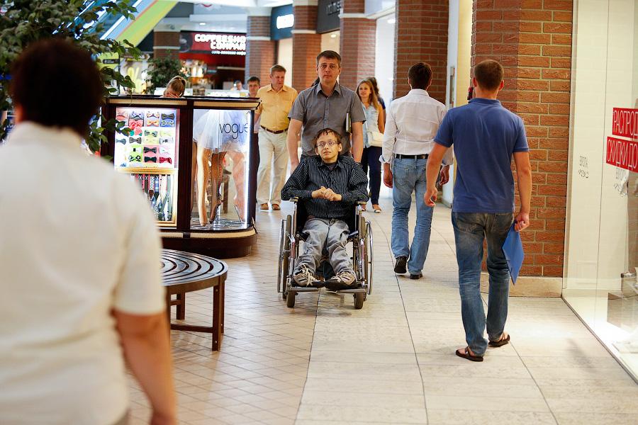 «Почти доступно»: как инвалиды и экспертная комиссия посетили  ТРЦ «Европа»