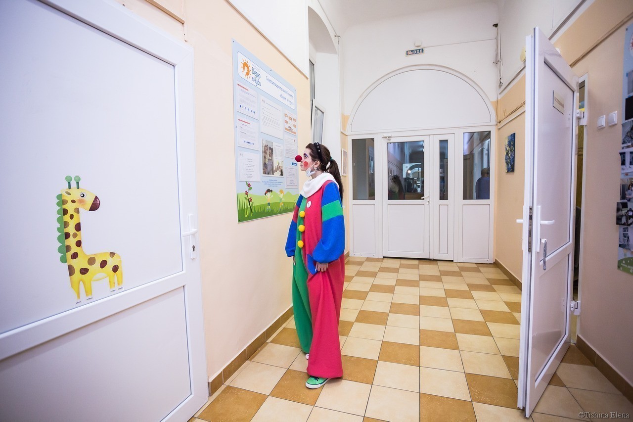 «Я не вижу болезни, я вижу детей»: зачем нужны клоуны в детской онкогематологии