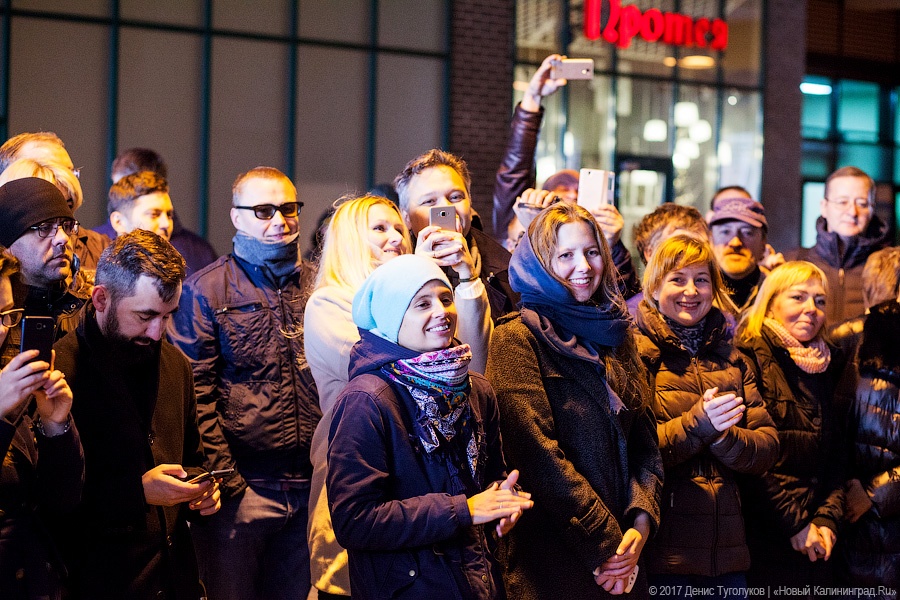 Стучаться в двери травы: Борис Гребенщиков спел для калининградцев на улице