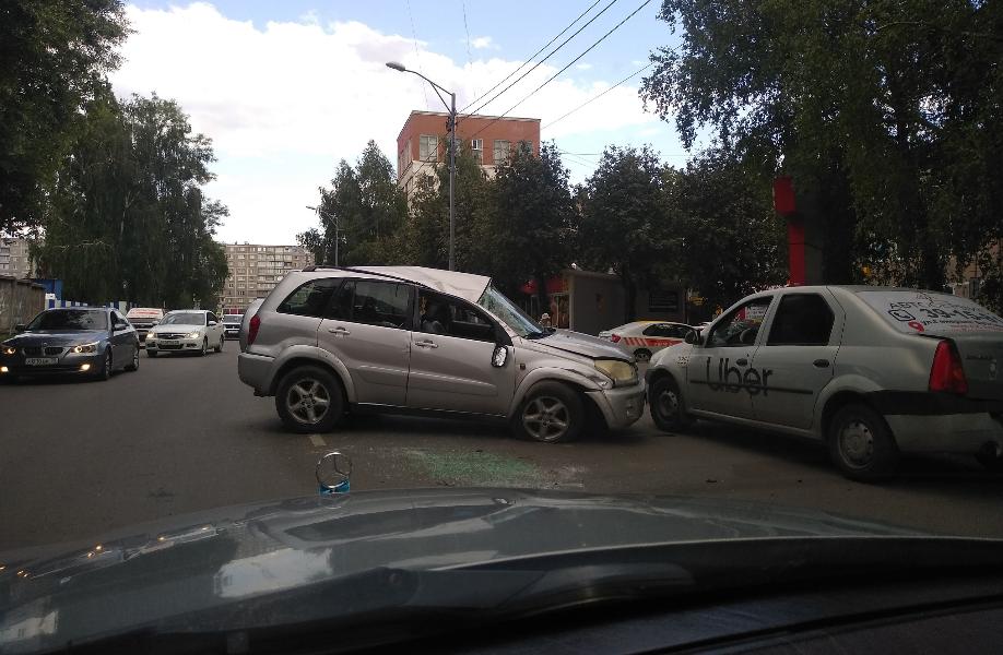 Очевидцы: в Калининграде на Портовой перевернулась «Тойота», есть пострадавшие (фото)