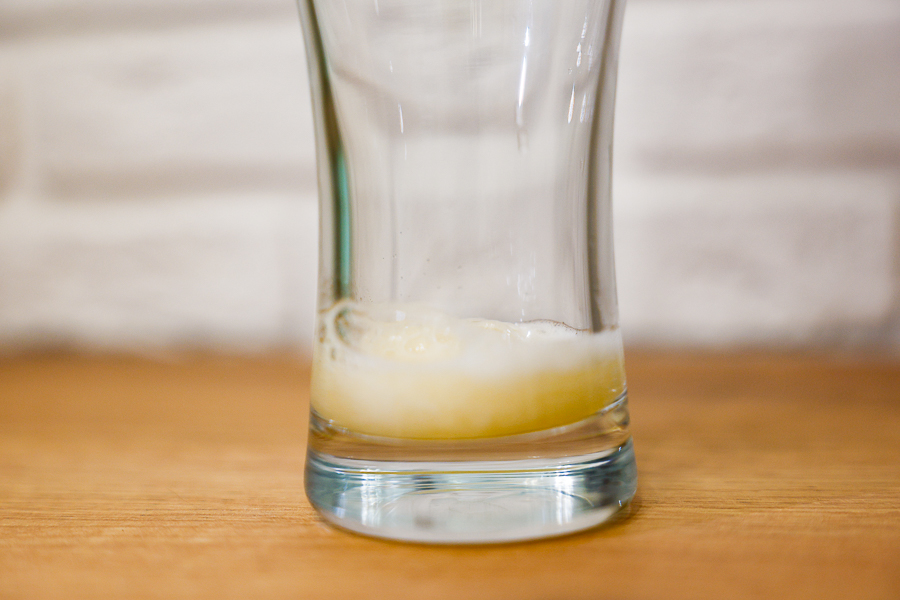 Алиханов передумал увеличивать время продажи алкоголя и выступил против рюмочных и «пивняков»