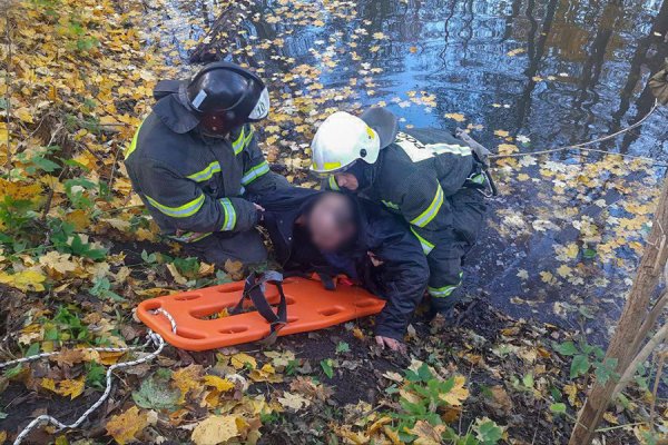 В Балтийске таксист попал в канаву с водой, на место выезжали спасатели (фото)