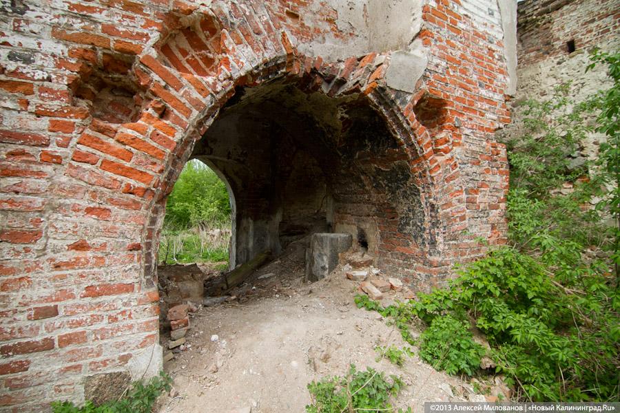 «А денег нет»: в переданной РПЦ кирхе 14-го века в Храброво валяются человеческие кости