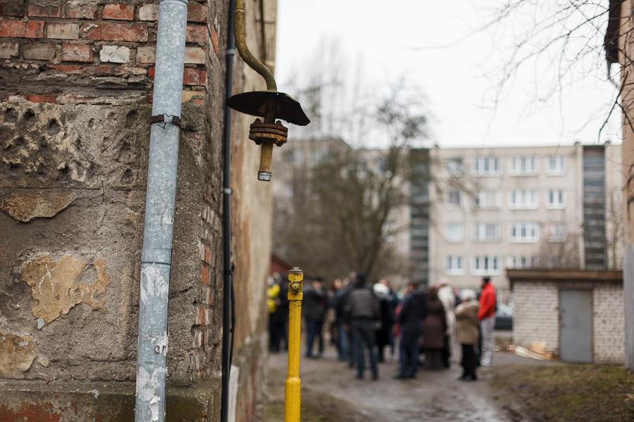 «На его счету две жизни»: жильцы о доме, где взорвался инвалид