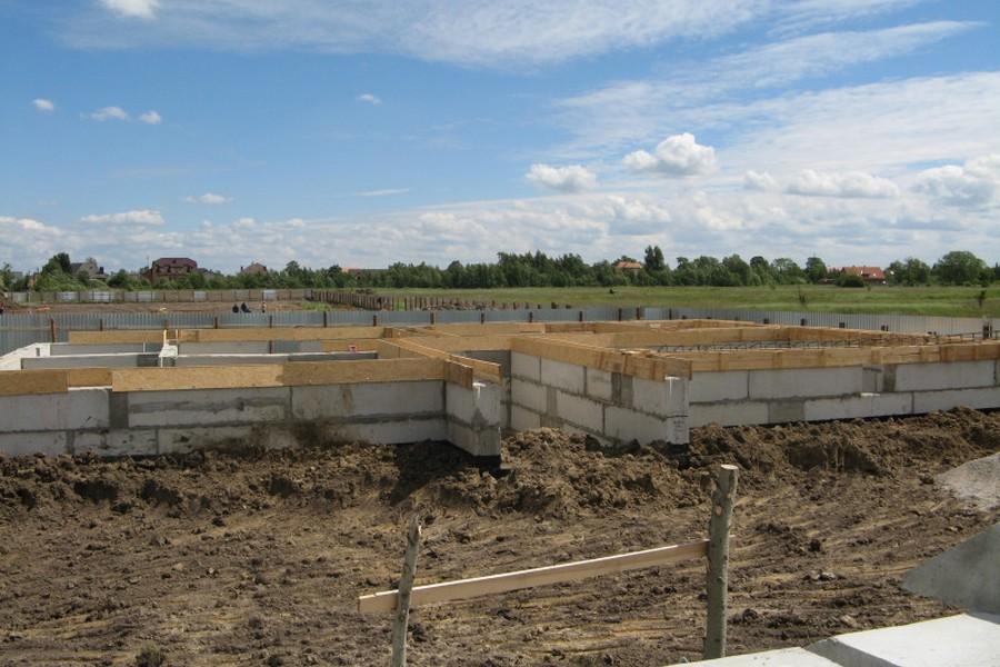 Рядом с аэродромом «Девау» началось незаконное строительство коттеджей (+фото)