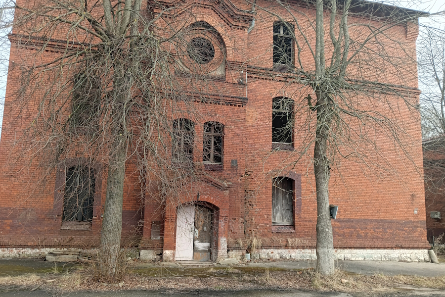 В Черняховске вновь выставили на торги здание казармы уланского полка (фото)